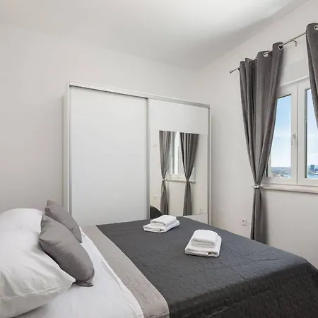 Contemporary With Terrace And Spacious Garden * Kastela