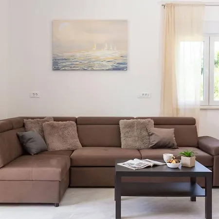 Apartment Contemporary With Terrace And Spacious Garden *