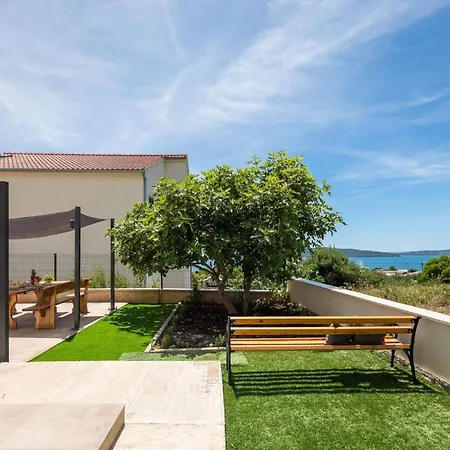 Contemporary With Terrace And Spacious Garden