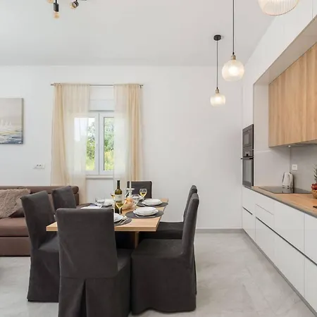 Contemporary With Terrace And Spacious Garden Apartment Kastela