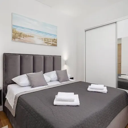 Contemporary With Terrace And Spacious Garden Apartment