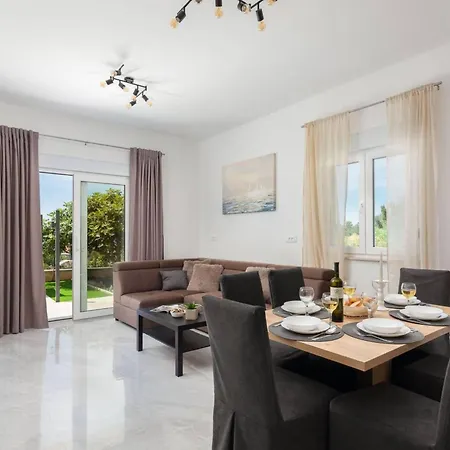 Contemporary With Terrace And Spacious Garden